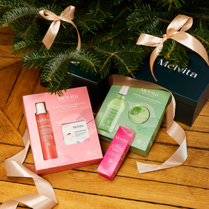 Coffret Corps Hydra-Perfecteur, Packshot de produit pos&eacute; sous le sapin | Melvita
